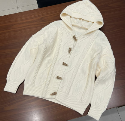 Sanfter Damen Strickcardigan im College-Stil – Gemütliche Strickjacke mit Hornknöpfen